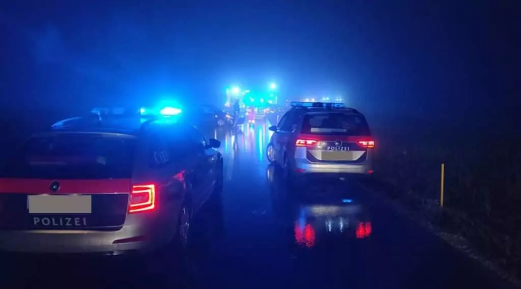 Symbolfoto von 5min.at: Polizeistreifen bei einem Unfall in der Nacht.