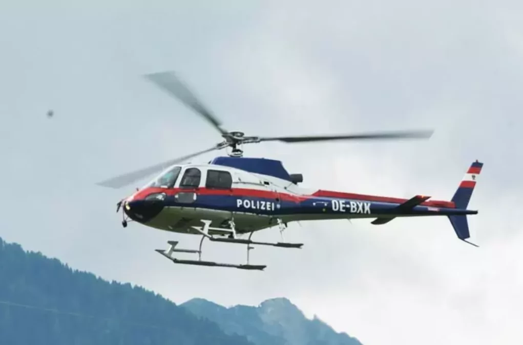 Symbolfoto von 5min.at: Polizeihubschrauber bei Tag im Einsatz.