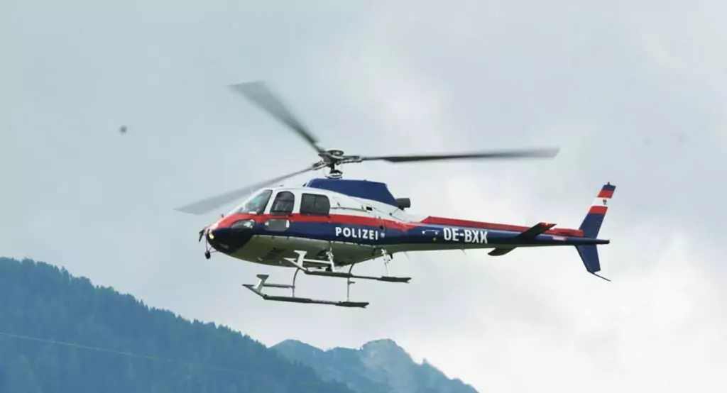 Symbolfoto von 5min.at: Polizeihubschrauber bei Tag im Einsatz.