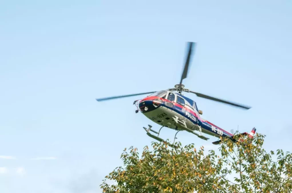 Symbolfoto von 5min.at: Polizeihubschrauber bei Tag im Einsatz.
