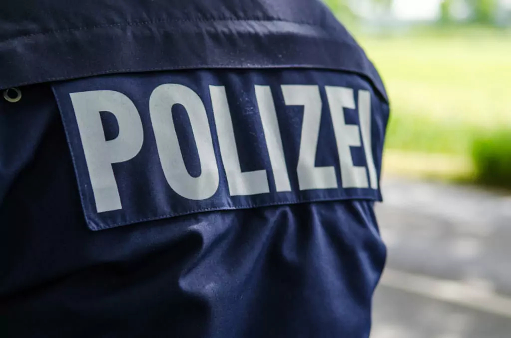 Symbolfoto von 5min.at: Rücken eines uniformierten Polizisten.