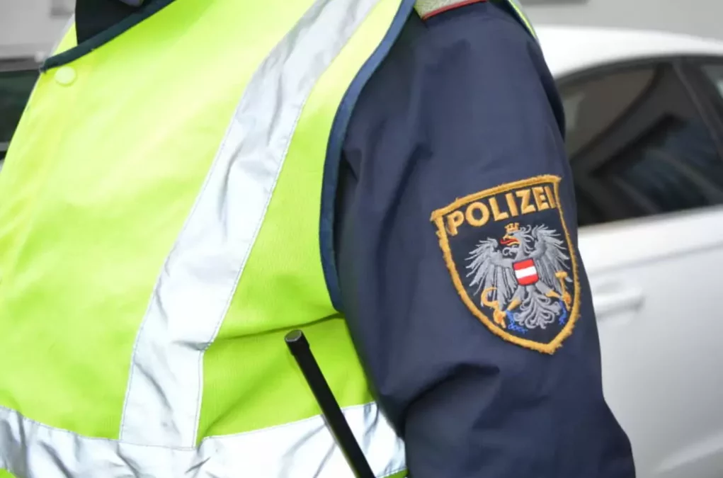 Symbolfoto von 5min.at: Polizist in Uniform und Warnweste.