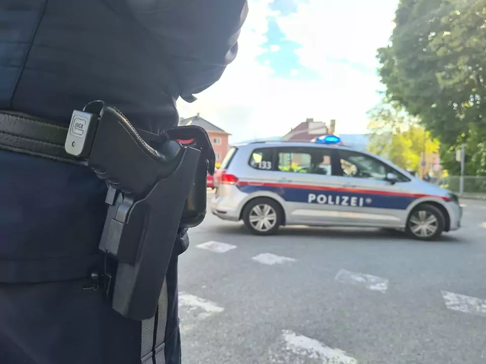 Symbolfoto von 5min.at: Nahaufnahme eines bewaffneten Polizisten.