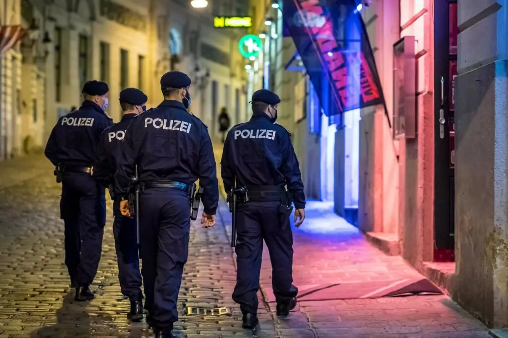 Symbolfoto von 5min.at: Polizisten bei Kontrollgang in der Nacht.