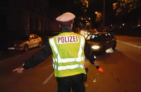 Symbolfoto von 5min.at: Polizisten bei einer Verkehrskontrolle in der Nacht.