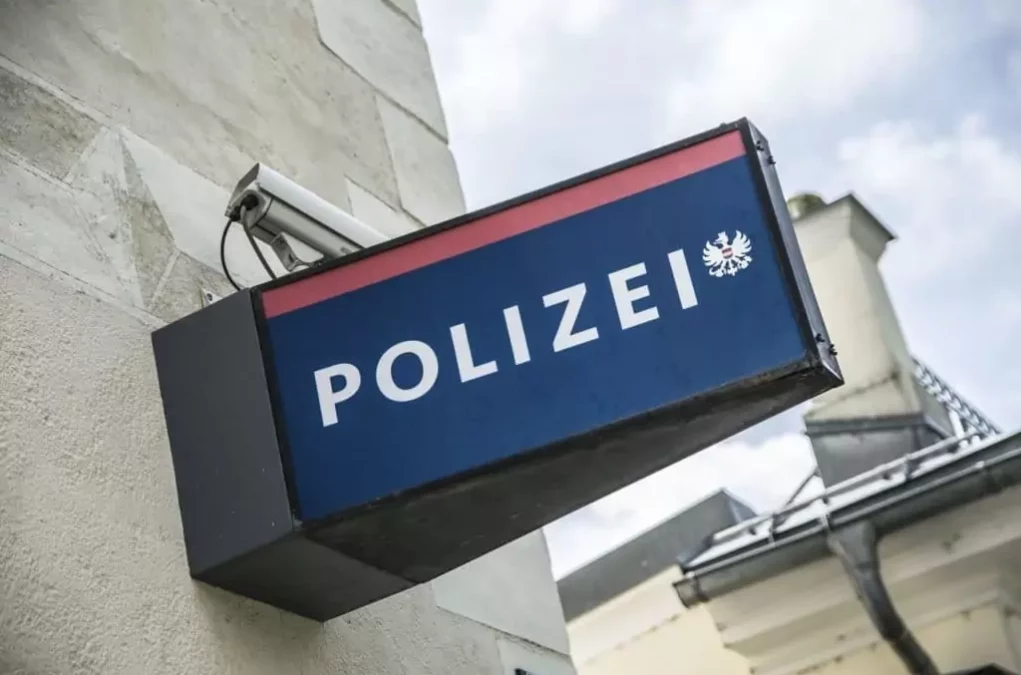 Symbolfoto von 5min.at: Polizeiwache von au&szlig;en.