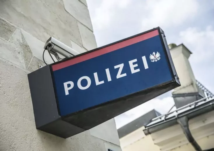 Symbolfoto von 5min.at: Polizeiwache von außen.
