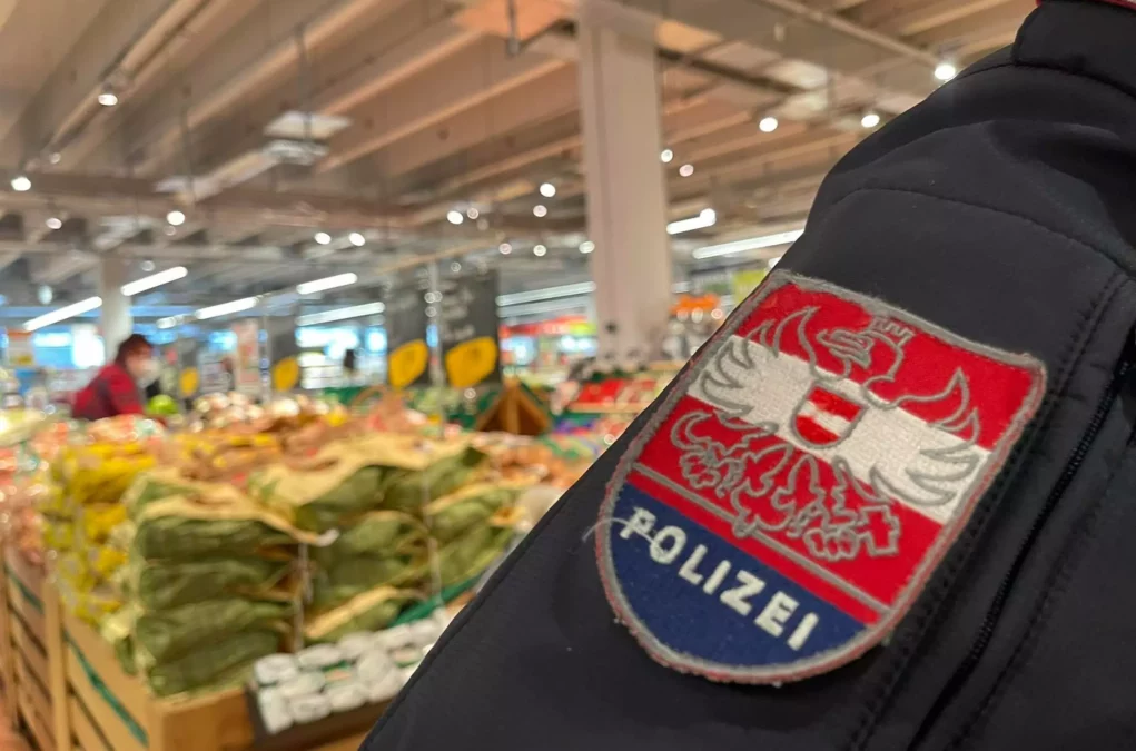 Symbolfoto zu einem Beitrag von 5min.at: Ein Polizist bei einer Kontrolle in einem Supermarkt