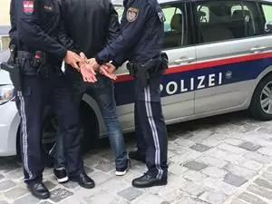 Symbolfoto von 5min.at: Polizisten verhaften einen Mann.