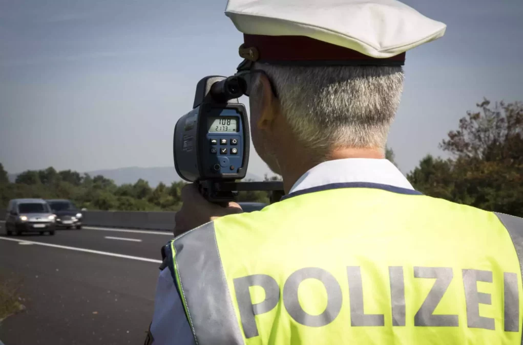 Symbolfoto zu einem Beitrag von 5min.at: Ein Polizist misst die Geschwindigkeit