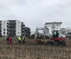 Symbolfoto zu einem Beitrag von 5min.at: Ein Traktor gräbt die Erde um