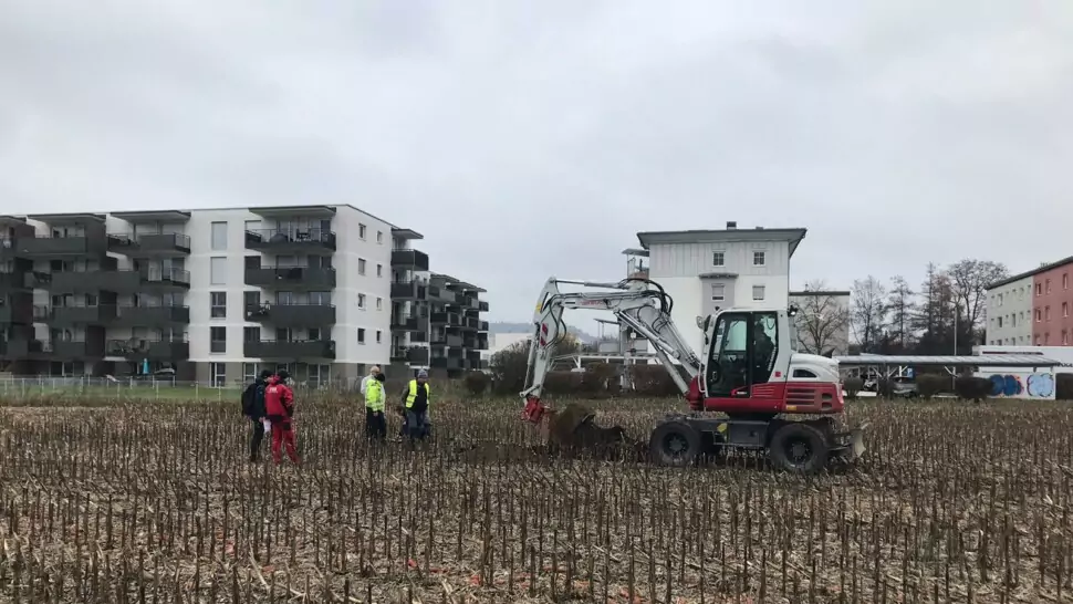 Symbolfoto zu einem Beitrag von 5min.at: Ein Traktor gräbt die Erde um