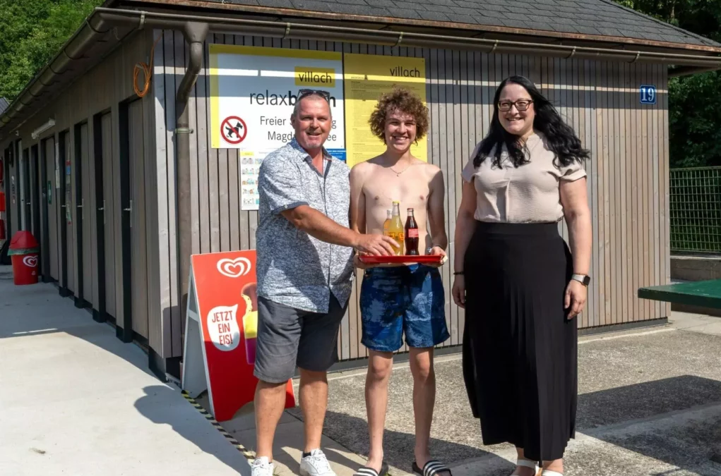 Foto zu einem Beitrag von 5min.at: Vizebürgermeisterin Sarah Katholnig, Jugendrat Lorenz Meschik und Bäder-Beauftragter Dietmar Juvan vor der renovierten Sanitäranlage.