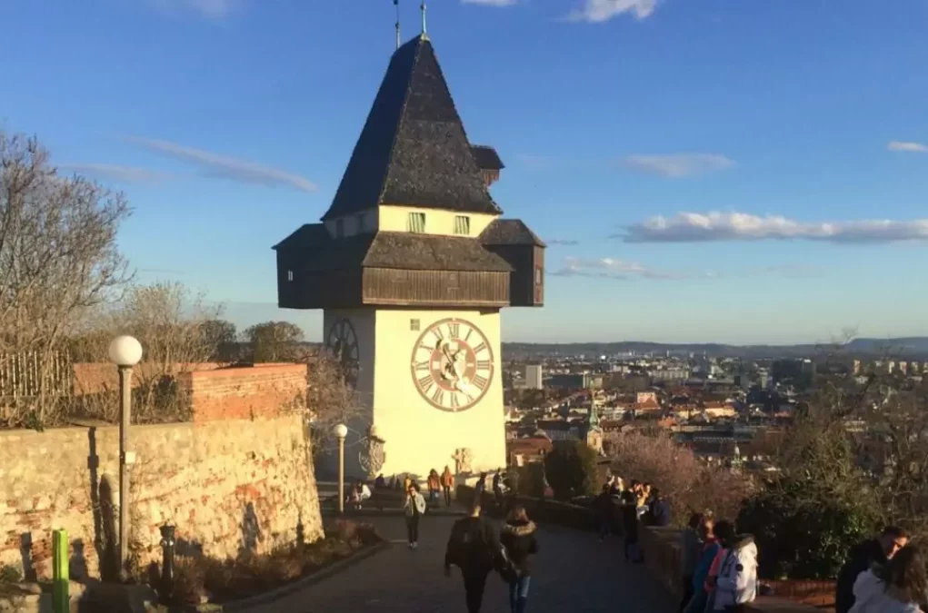 Symbolfoto von 5min.at: Schlossberg und Uhrturm in Graz