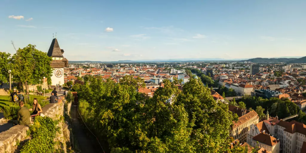 Symbolfoto von 5min.at: ein sonniger Tag am Schlossberg