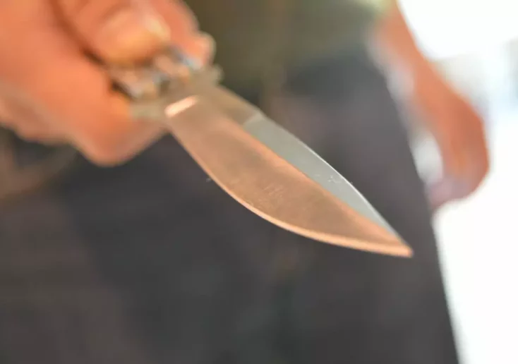 Symbolfoto von 5min.at: Mann bedroht sein Opfer mit einem Messer.