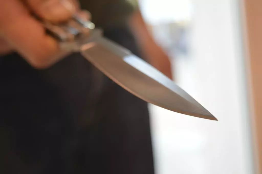 Symbolfoto von 5min.at: Mann bedroht sein Opfer mit einem Messer.