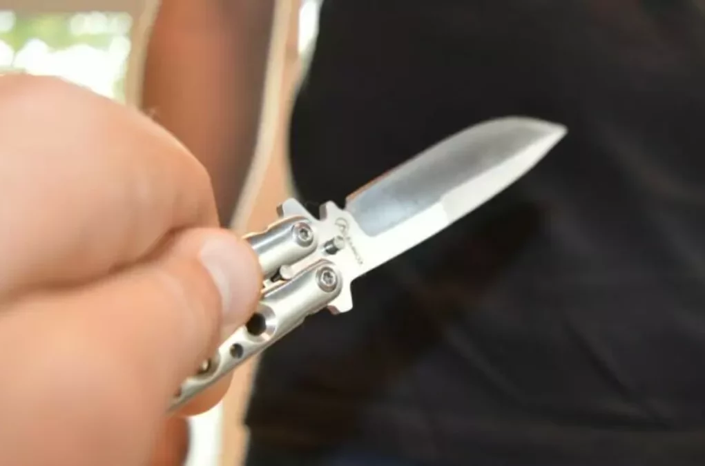 Symbolfoto von 5min.at: Mann bedroht sein Opfer mit einem Messer.