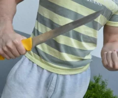 Symbolfoto von 5min.at: Mann bedroht sein Opfer mit einem Küchenmesser und einer Faust.