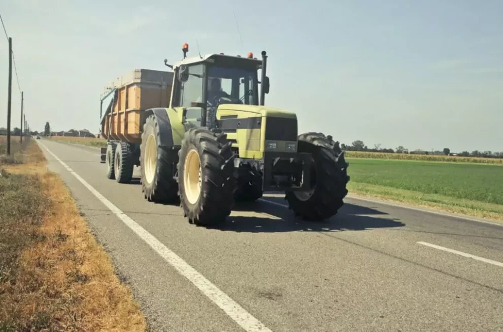 Symbolfoto von 5min.at: Traktor fährt auf der Straße.