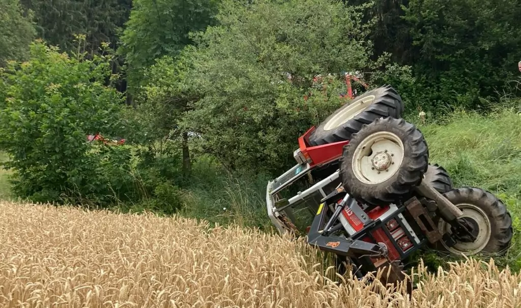 Symbolfoto von 5min.at: Traktor in einem Feld abgestürzt.
