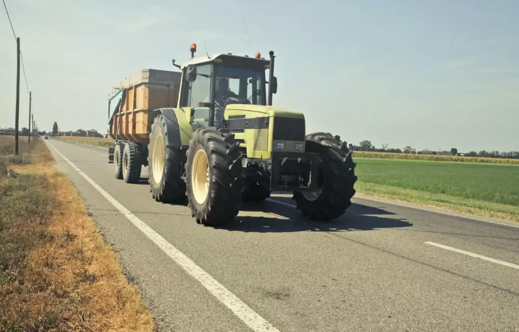 Symbolfoto von 5min.at: Traktor fährt auf der Straße.