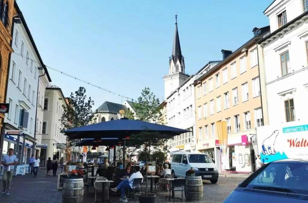 Symbolfoto von 5min.at: sonniger Tag in der Villacher Innenstadt