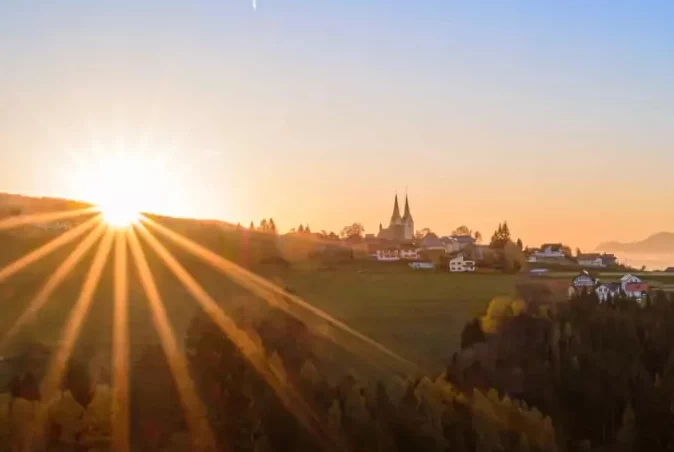 Symbolfoto zu einem Beitrag von 5min.at: Sonnenaufgang im Bezirk Diex