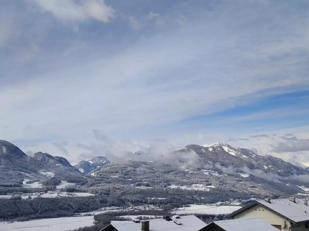 Symbolfoto zu einem Beitrag von 5min.at: Ausblick auf schneebedeckte Berglandschaft