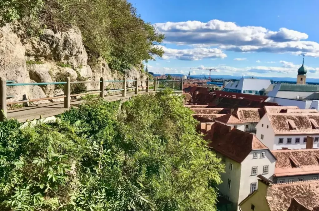 Symbolfoto zu einem Beitrag von 5min.at: sonniger Tag am Schlossberg