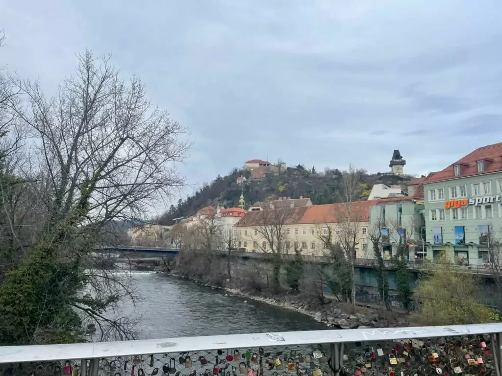 Symbolfoto zu einem Beitrag von 5min.at: regnerisches Wetter am Grazer Uhrturm