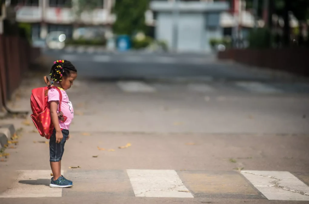 Symbolfoto zu einem Beitrag von 5min.at: Ein Schulkind auf einem Zebrastreifen