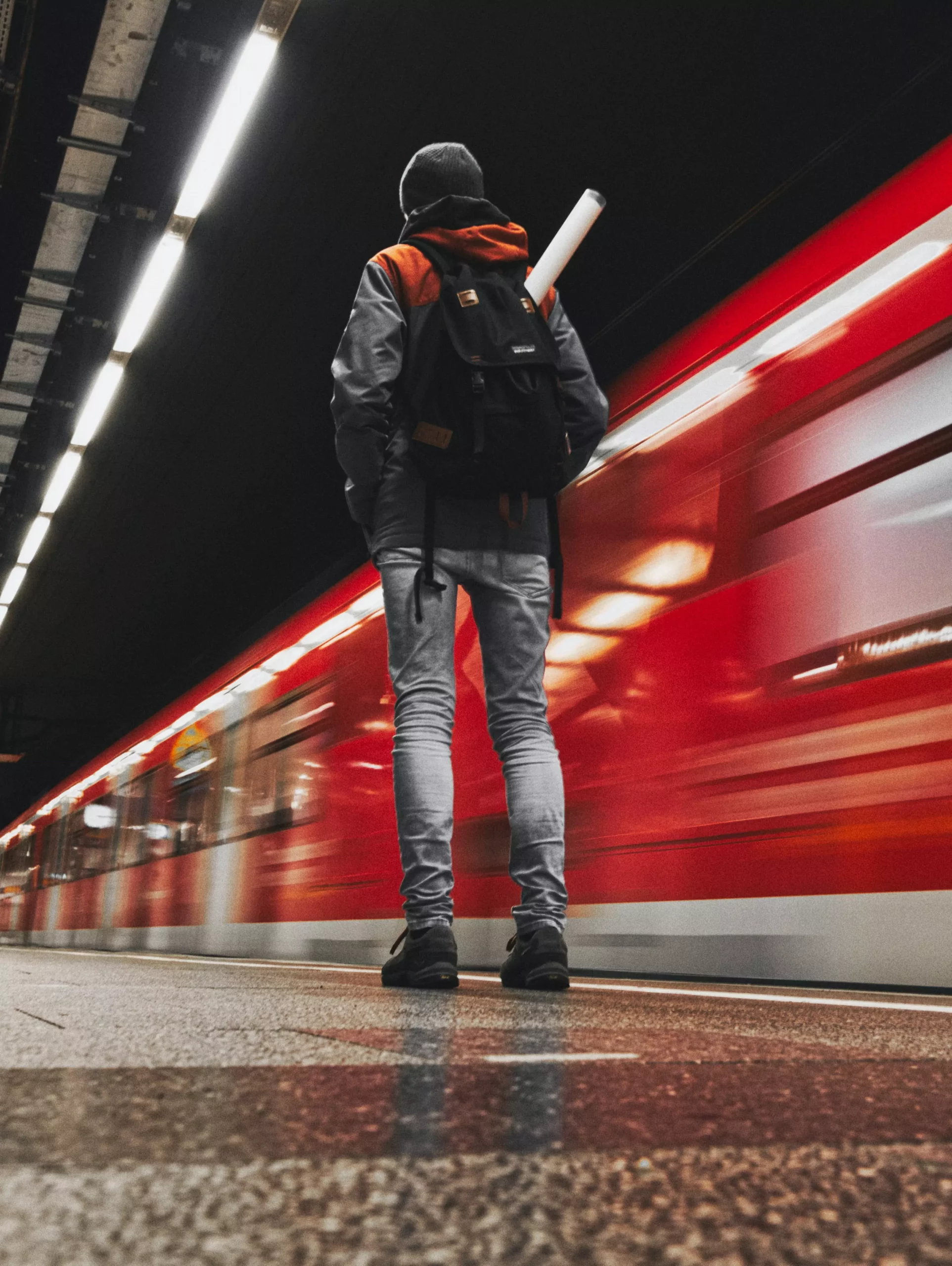 Symbolfoto zu einem Beitrag von 5min.at Ein Mann steht am Bahnsteig