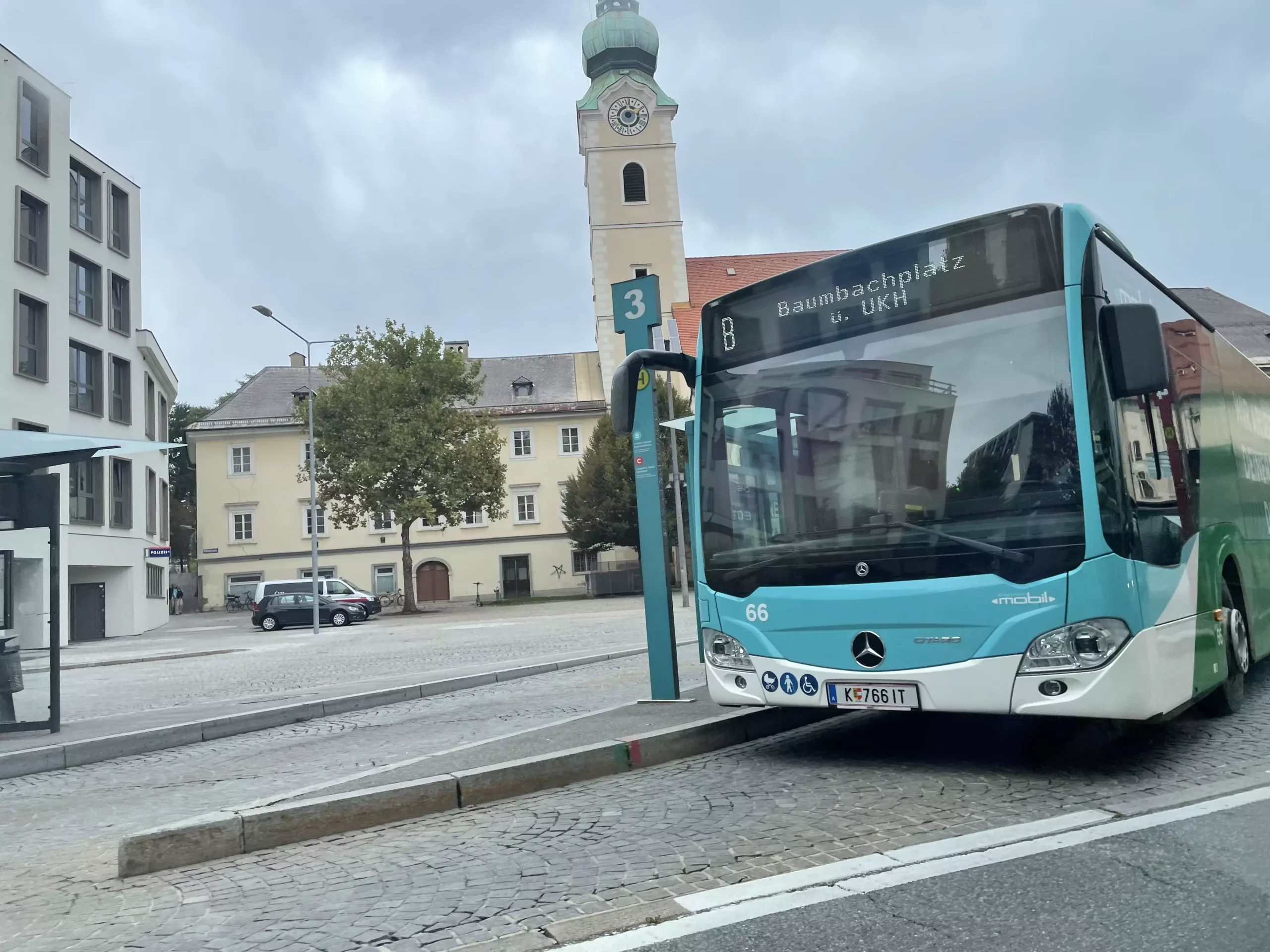 Am Bild zu sehen, ist ein Bus der Klagenfurt Mobil am Heiligengeistplatz.