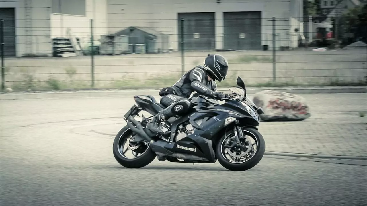 Ein Bild auf 5min.at zeigt einen Motorradfahrer.