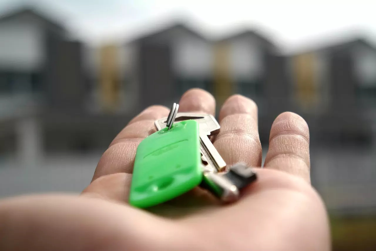 Symbolfoto von 5min.at: Person hält Wohnungsschlüssel in der Hand.