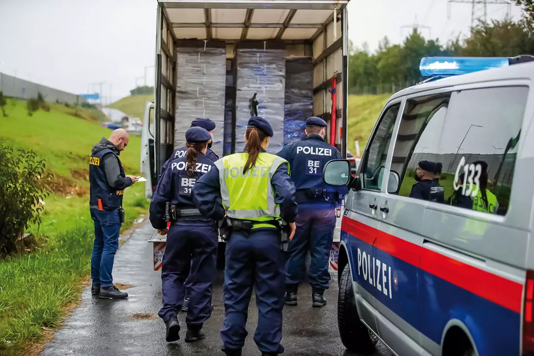 Archivbild. Das Foto auf 5min.at zeigt: Schwerpunktaktion der Polizei gegen Schlepper. Von Jänner bis August 2022 sind 330 Schlepper aufgegriffen worden.