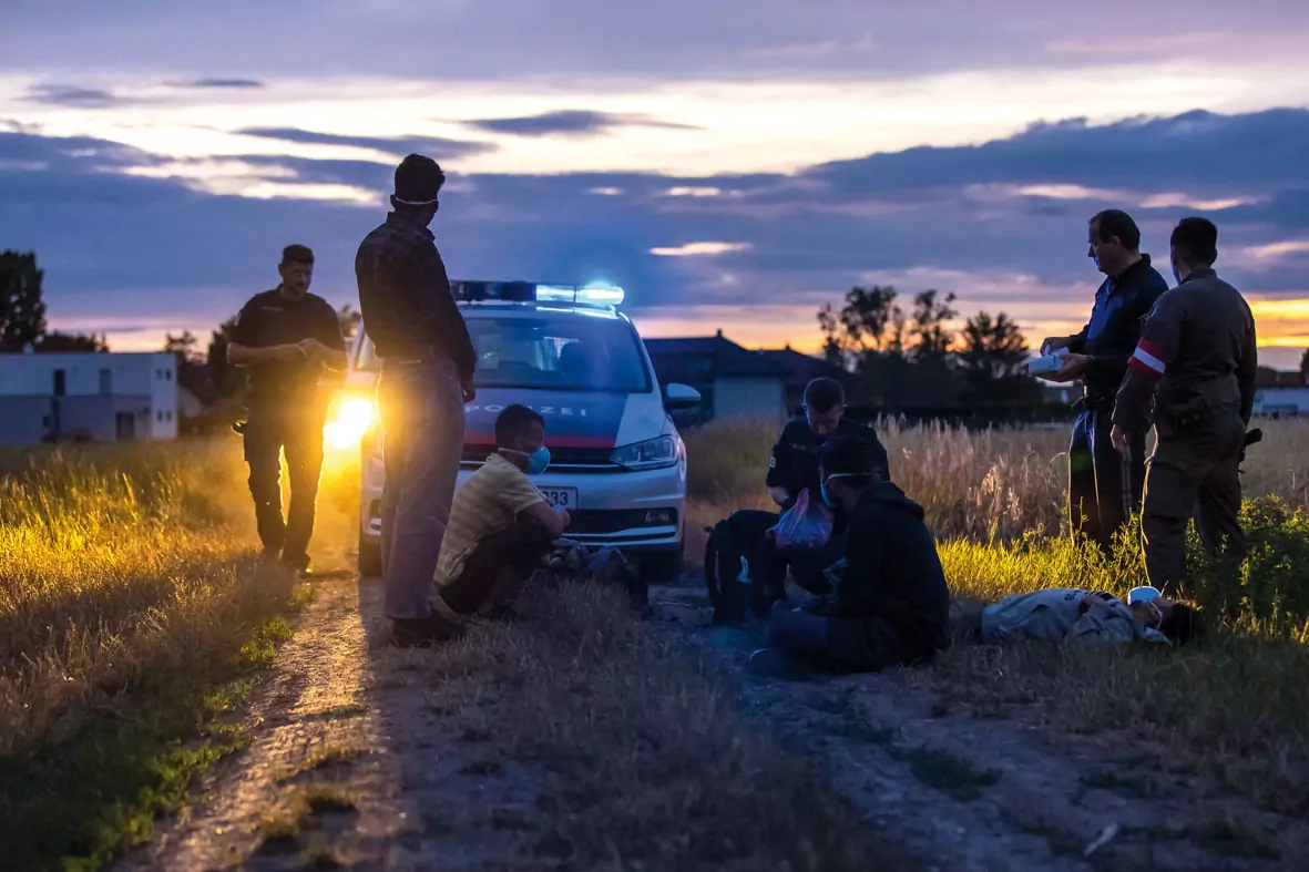 Archivbild: Das Foto auf 5min.at zeigt: Polizei bei einem Schlepper-Einsatz an der Grenze