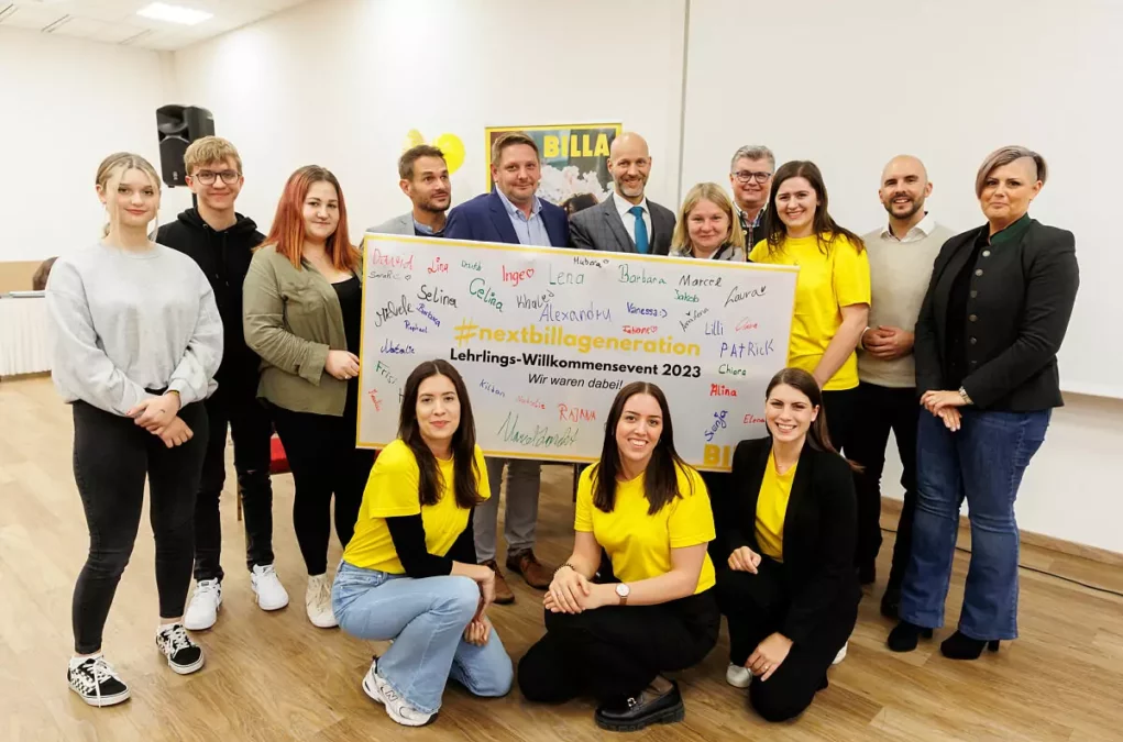 Am BIld auf 5 min.at sind Lehrlinge des Billa-Teams zu sehen, ein Poster mit ihren Namen in den Händen haltend