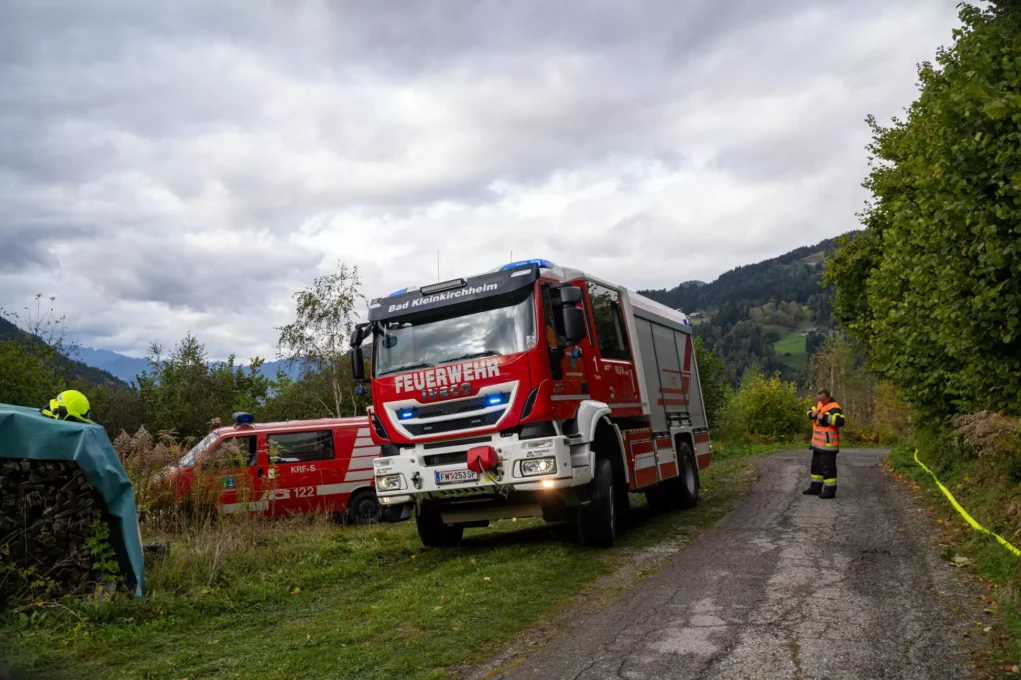 Ein Bild auf 5min.at zeigt ein Feuerwehrauto, dass neben einer Forststraße parkt, bei der Abschnittsfeuerwehrübung "Minerva".
