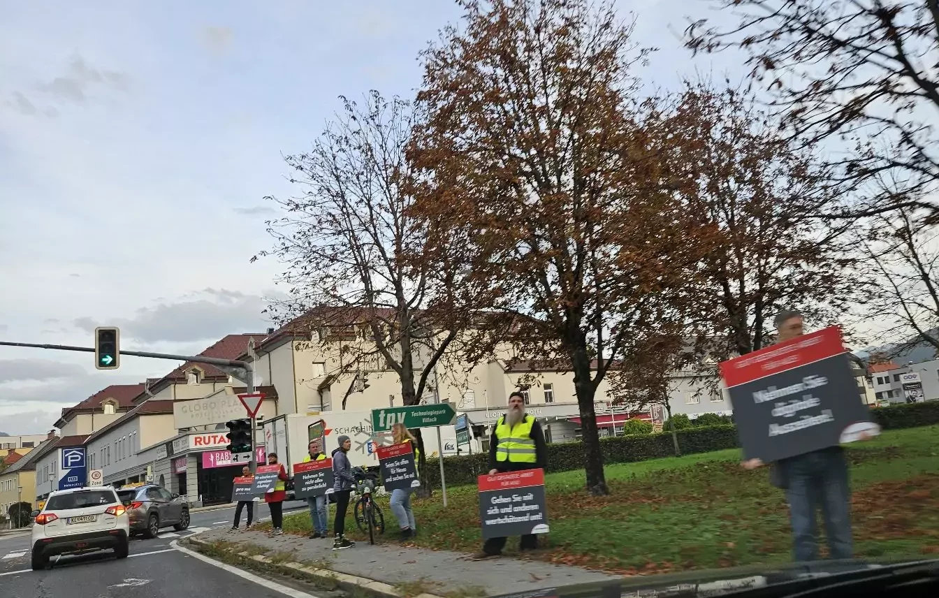 Das Bild auf 5min.at zeigt: Die pro mente Gruppe Kärnten bei einer Kundgebung am Welttag für psychische Gesundheit in Villach.