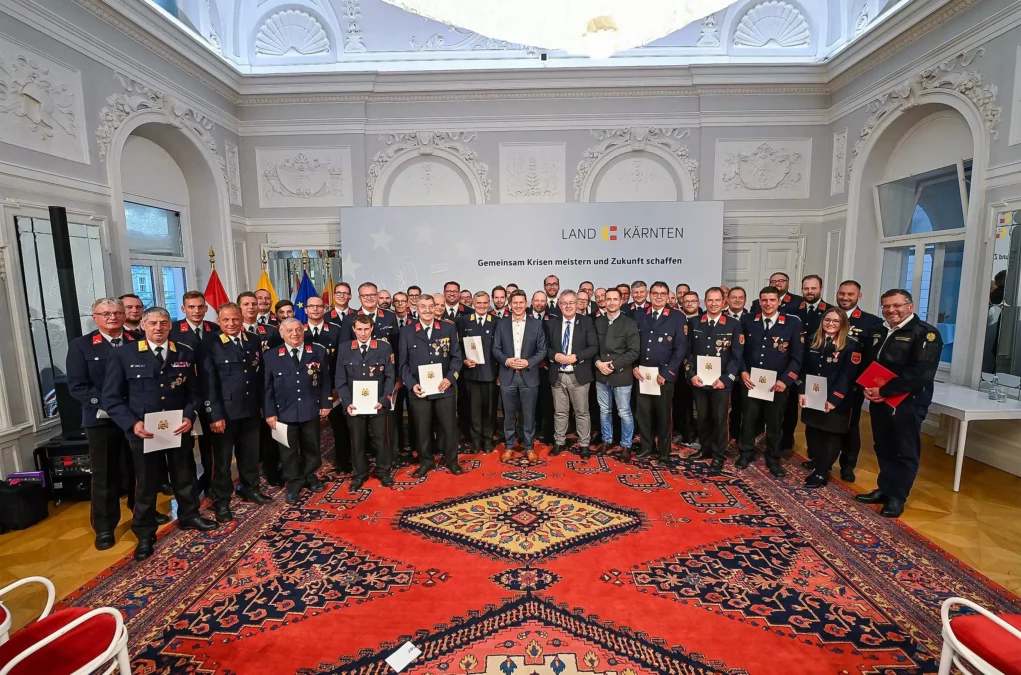 Ein Bild auf 5min.at zeigt eine Gruppe Feuerwehrleute bei der Verleihung der Kärntner Katastropheneinsatzmedaille.