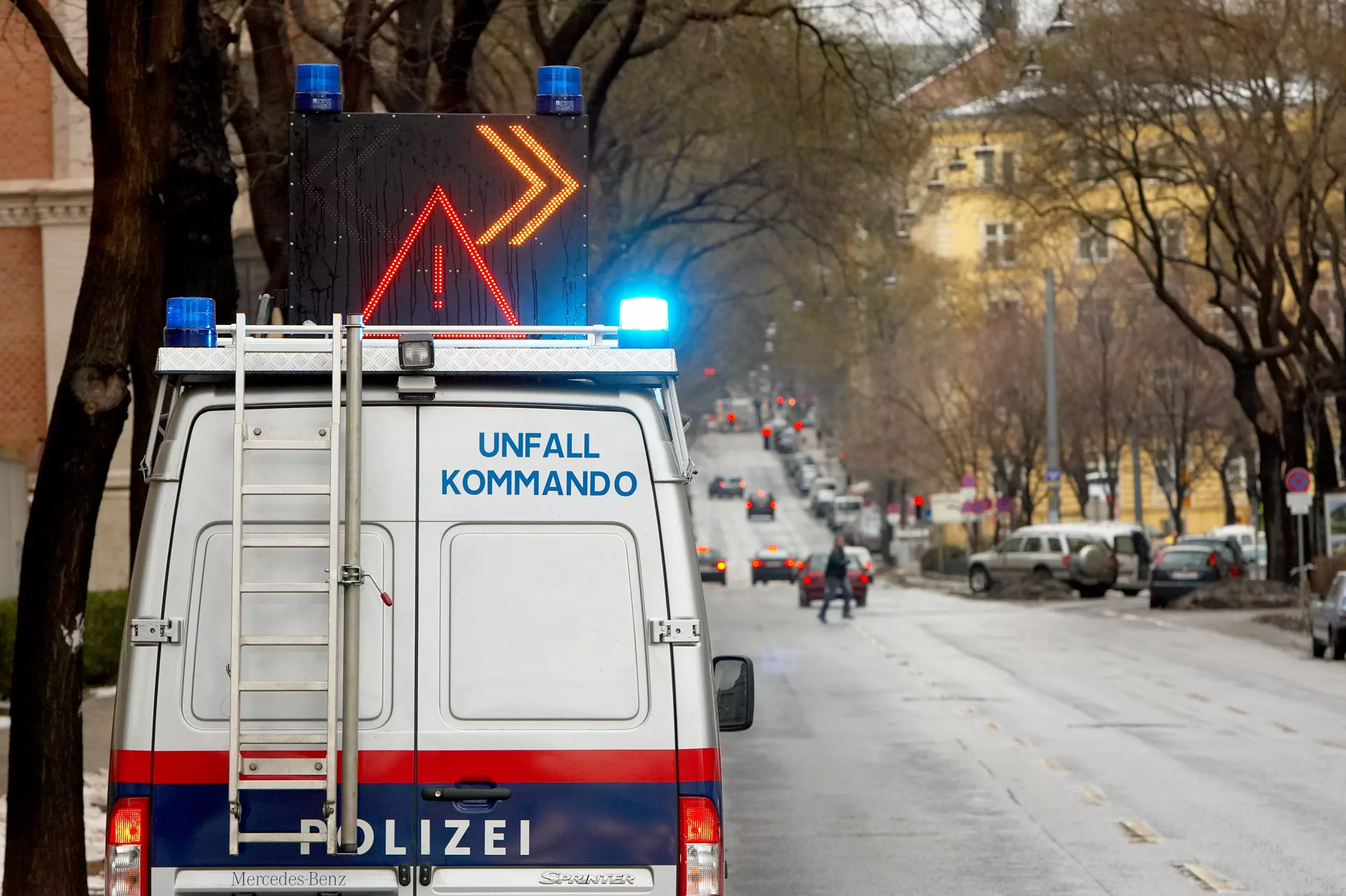 Bild auf 5min.at zeigt das Unfallkommando der Polizei.