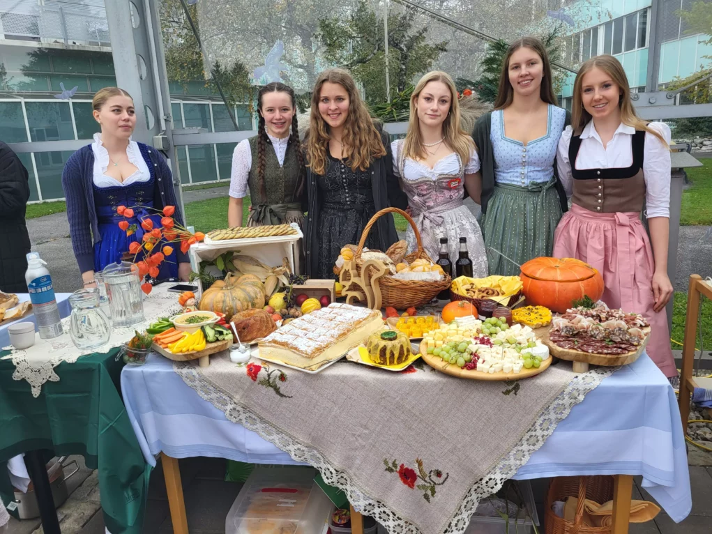 Ein Bild auf 5min.at zeigt die Schüler der KTS Villach in Tracht beim Erntedankfest.