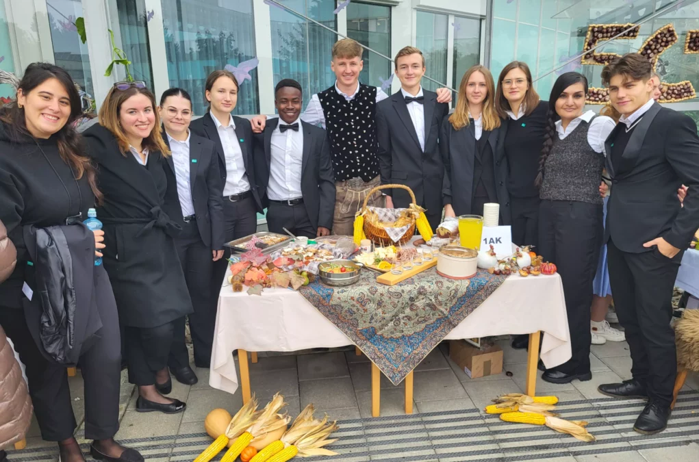 Ein Bild auf 5min.at zeigt die Schüler der KTS Villach beim Erntedankfest.