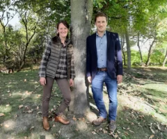 Ein Bild auf 5min.at zeigt Initiatorin Tamara Pirker und Bezirksforstinspektor Thomas Holzfeind vor einem Baum.