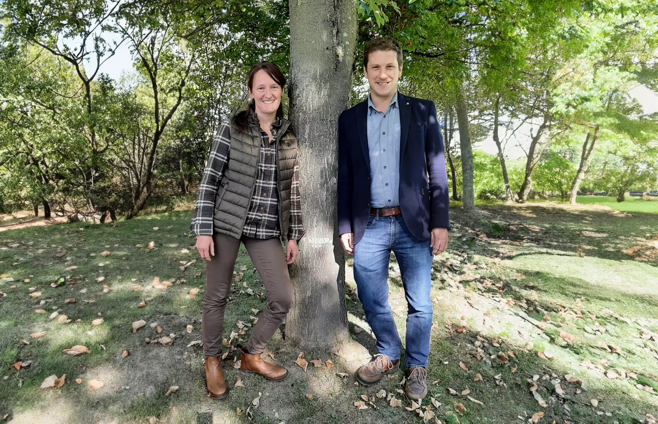 Ein Bild auf 5min.at zeigt Initiatorin Tamara Pirker und Bezirksforstinspektor Thomas Holzfeind vor einem Baum.