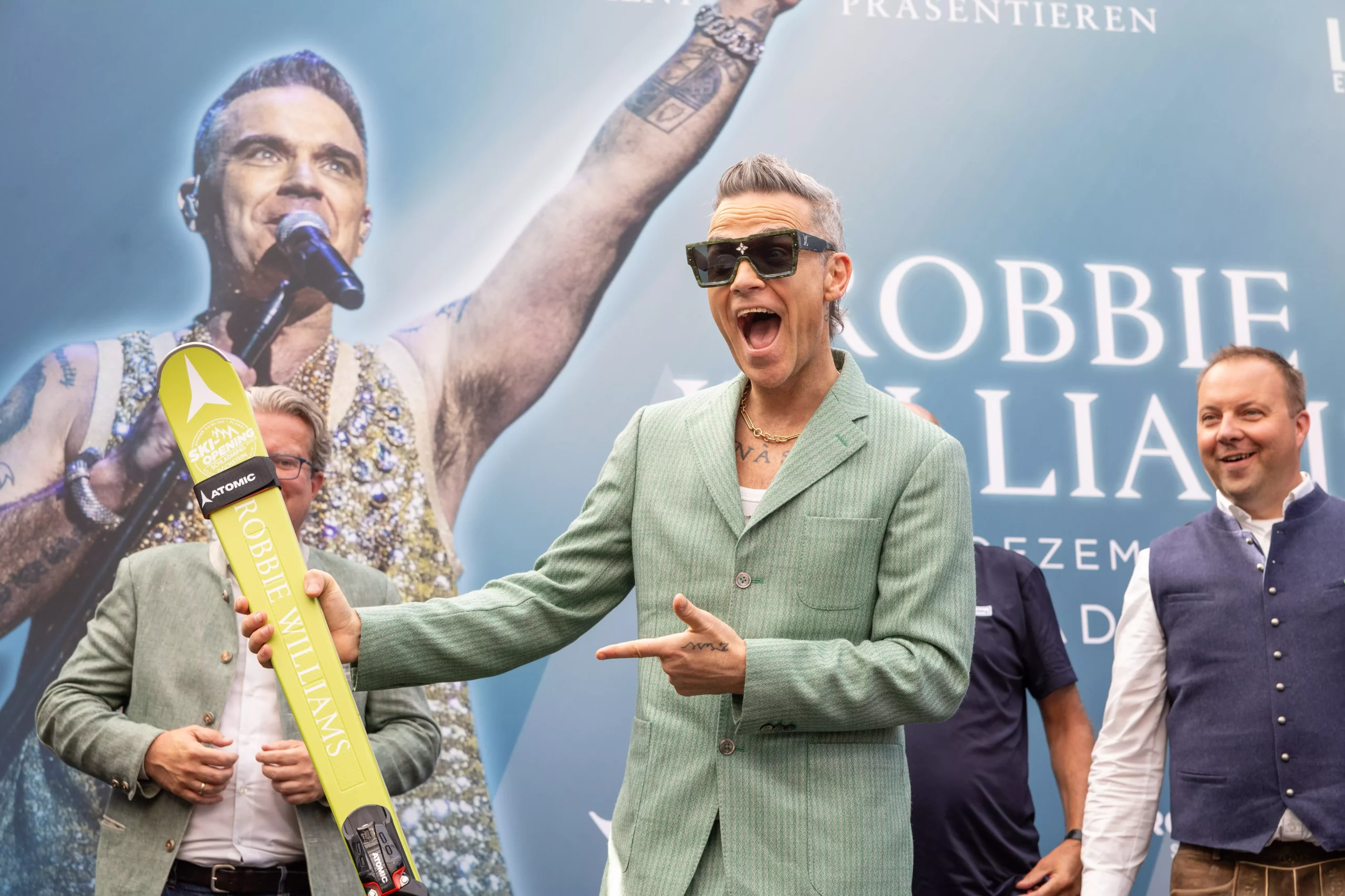 Bild auf 5min.at zeigt den Sänger Robbie Williams bei der Pressekonferenz zum Ski Opening Schladming-Dachstein.