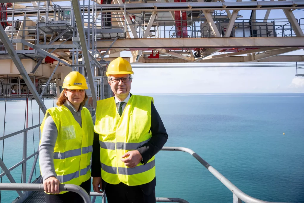 Botschafterin Ellison-Kramer und LH Drexler im Hafen Koper.