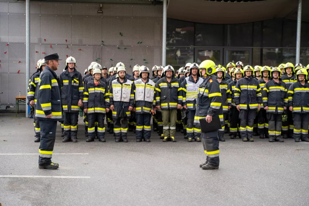 Ein Bild auf 5min.at zeigt Feuerwehrkameraden des Abschnitts Millstatt-Radenthein.